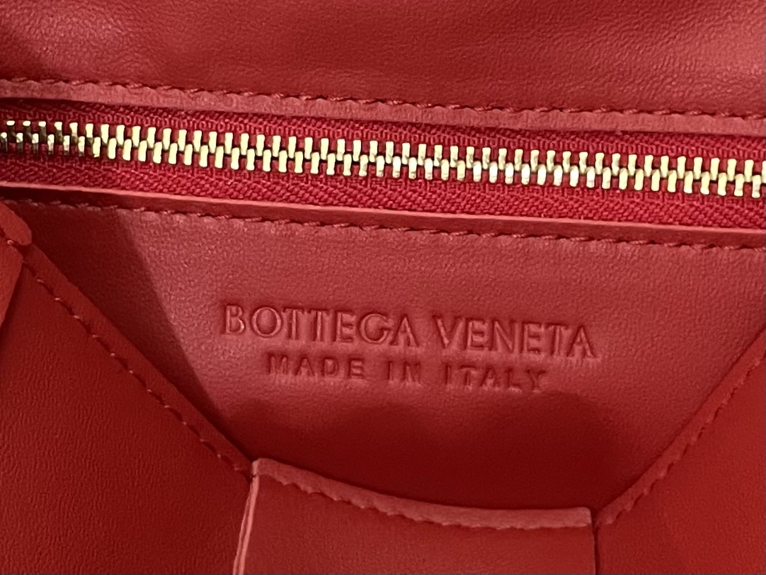 Cassette Intreccio Leather Cross-body Bag Red